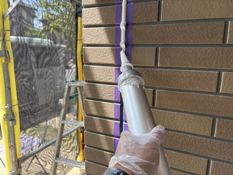 福岡県福岡市早良区飯倉のH様邸でCガードによる屋根カバー工法と遮熱塗装、外壁のデザイン塗装を行っています。2025年7月30日着工です。【チラシより】