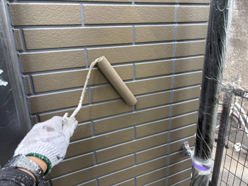 福岡県福岡市早良区飯倉のH様邸でCガードによる屋根カバー工法と遮熱塗装、外壁のデザイン塗装を行っています。2025年7月30日着工です。【チラシより】