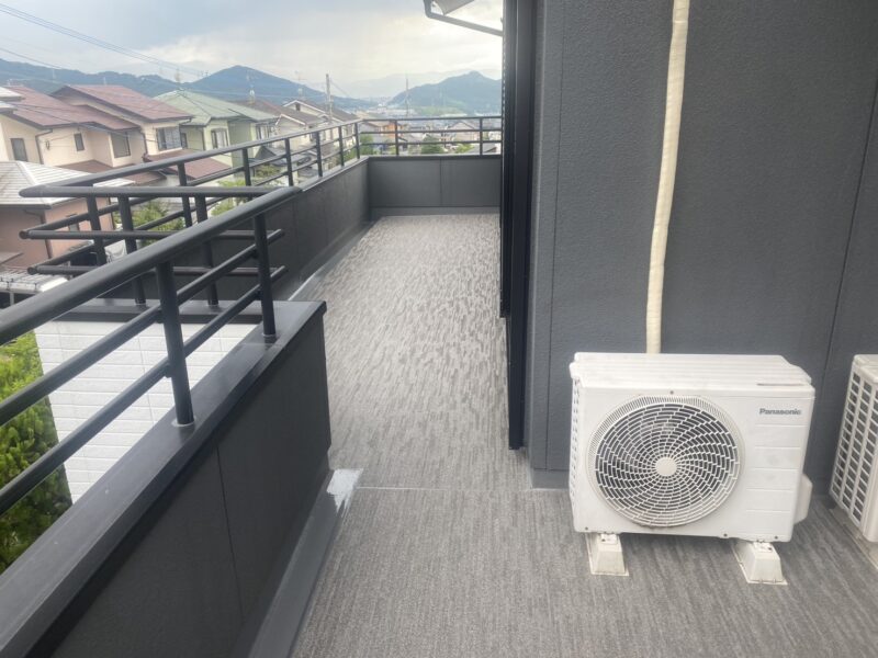 福岡県糟屋郡宇美町神武原のI様邸でベランダ床の摩耗と汚れを防ぐための防水塗装工事を行いました。7/12完成です。【OB様より】