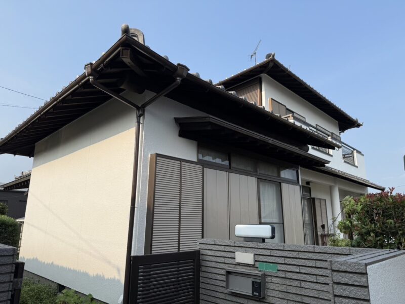 福岡県筑紫野市針摺北のI様邸でチョーキングやひび割れに対応する外壁塗装工事を行いました。2025年7月3日完成です。【HPより】
