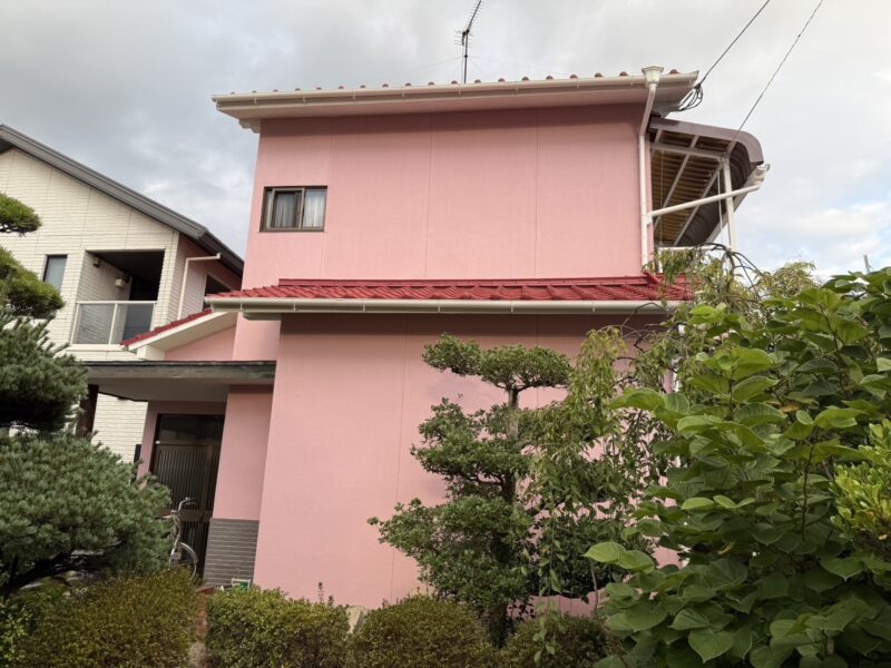 福岡県朝倉市甘木のT様邸で外壁と屋根の塗膜劣化を丁寧に補修する塗装工事を行いました。2025年8月4日完成です。【HPより】