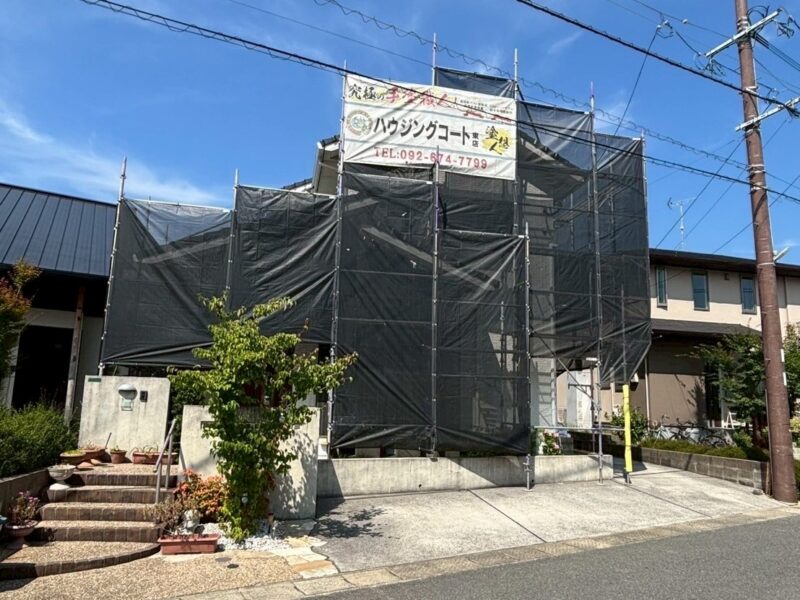 福岡県古賀市美明のY様邸で外壁のひび割れやシーリング劣化、塗膜の色あせが見られる部分を丁寧に補修する外壁塗装工事を行っています。2025年7月7日着工です。【HPより】