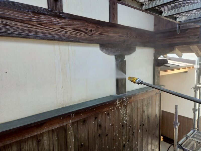 福岡県糟屋郡新宮町湊のT寺にて外壁のカビや木部の劣化を改善する外壁塗装を行いました。2025年7月20日完成です。【HPより】