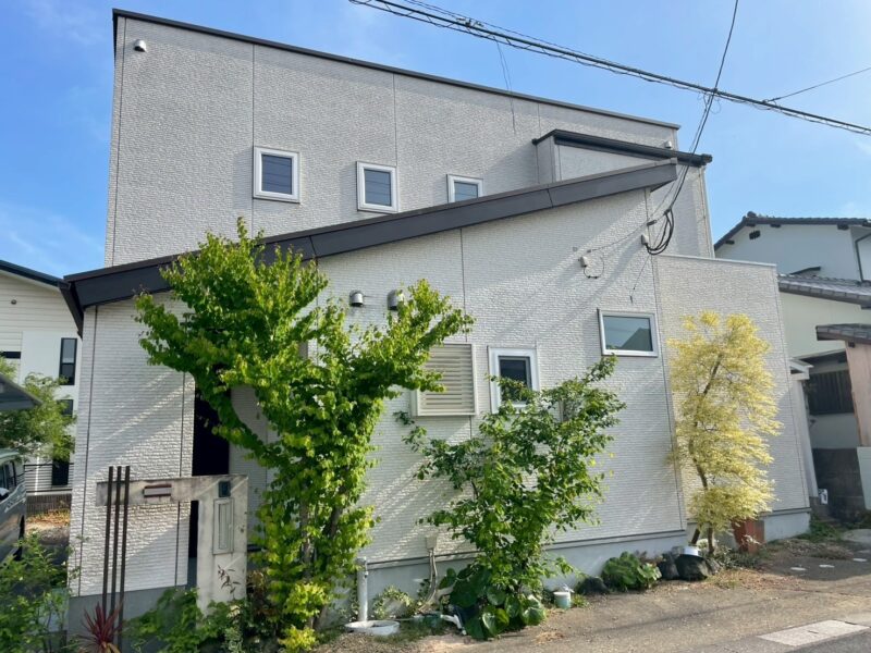 福岡県太宰府市青山のF様邸でコーキングの劣化と外壁の汚れを補修し遮熱塗料プロクールFで外壁屋根塗装工事を行いました。2025年8月29日完成です。【チラシより】