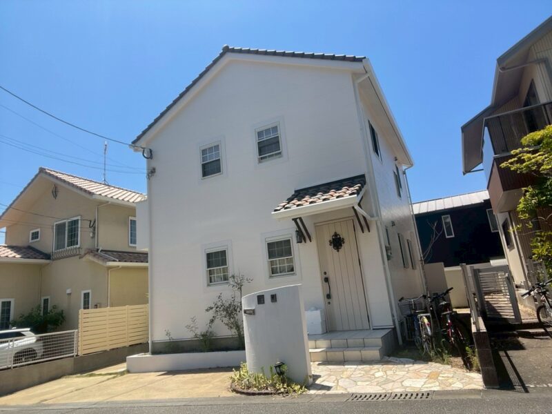 福岡県福岡市東区松崎のI様邸でチョーキングやひび割れ、シーリング劣化が見られる外壁の塗装工事を行いました。2025年8月2日完成です。【HPより】