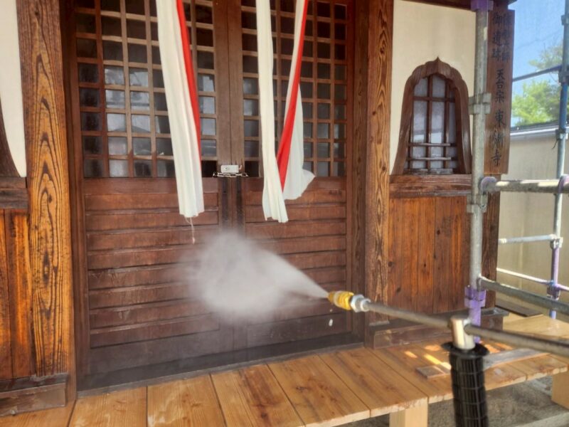 福岡県糟屋郡新宮町湊のT寺にて外壁のカビや木部の劣化を改善する外壁塗装を行いました。2025年7月20日完成です。【HPより】