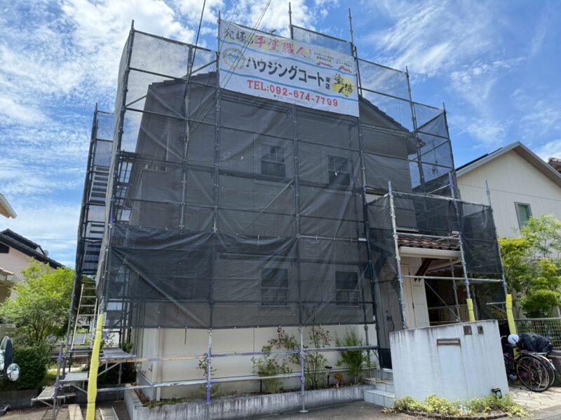 福岡市東区松崎のI様邸でチョーキングやひび割れ、シーリング劣化が見られる外壁の塗装工事を2025年7月より行っています