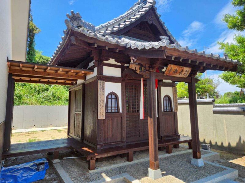 福岡県糟屋郡新宮町湊のT寺にて外壁のカビや木部の劣化を改善する外壁塗装を行いました。2025年7月20日完成です。【HPより】