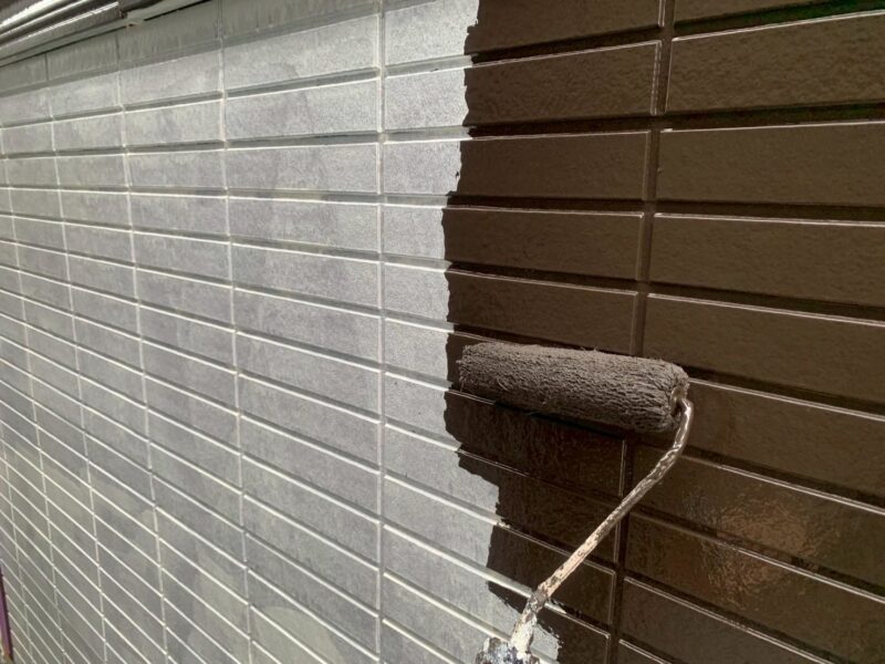 福岡県糟屋郡新宮町夜臼のF様邸で目地の劣化やチョーキングを補修しながら外壁の素材感を活かしたデザイン塗装工事を行いました。2025年7月5日完成です。【チラシより】