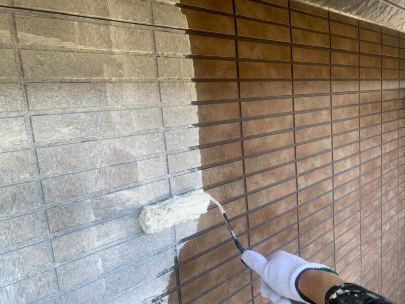 福岡県糟屋郡新宮町夜臼のF様邸で目地の劣化やチョーキングを補修しながら外壁の素材感を活かしたデザイン塗装工事を行いました。2025年7月5日完成です。【チラシより】