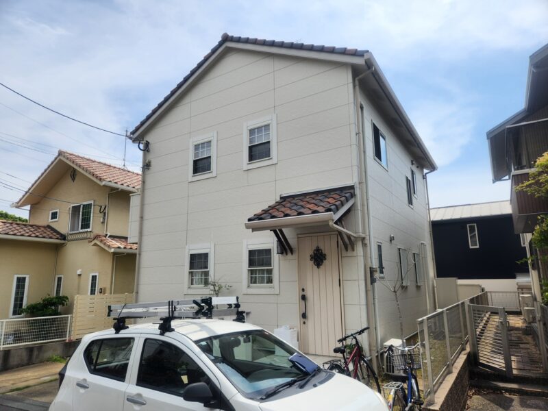 福岡県福岡市東区松崎のI様邸でチョーキングやひび割れ、シーリング劣化が見られる外壁の塗装工事を行いました。2025年8月2日完成です。【HPより】