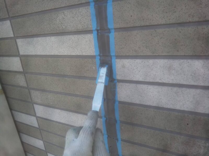 福岡県福岡市東区馬出のNアパートで外壁のひび割れやシーリングの劣化を補修する外壁塗装と屋根塗装工事を行いました。2025年8月31日完成です。【HPより】