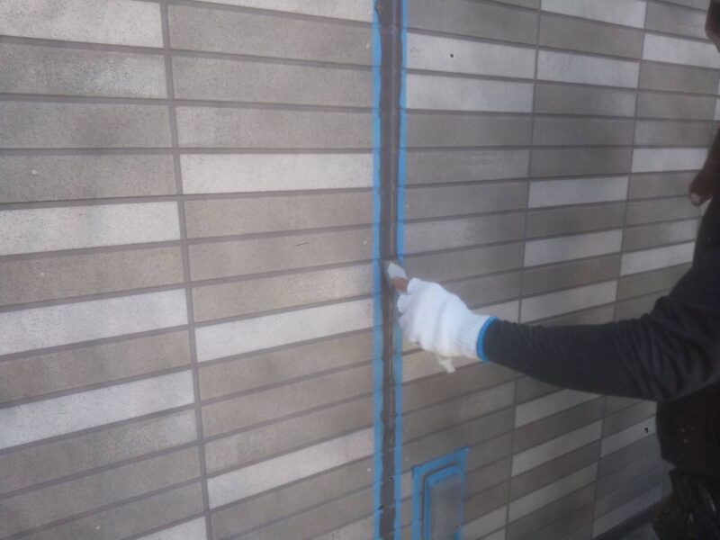 福岡県福岡市東区馬出のNアパートで外壁のひび割れやシーリングの劣化を補修する外壁塗装と屋根塗装工事を行いました。2025年8月31日完成です。【HPより】