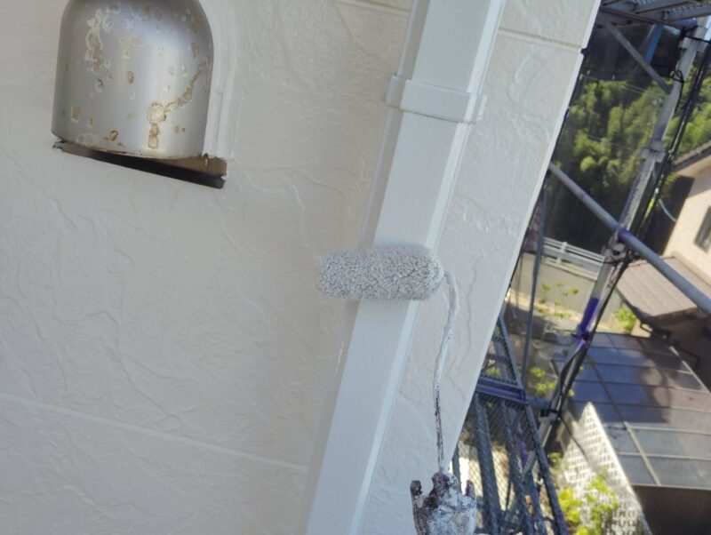 福岡県福岡市東区松崎のI様邸でチョーキングやひび割れ、シーリング劣化が見られる外壁の塗装工事を行いました。2025年8月2日完成です。【HPより】