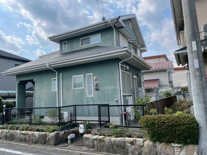 福岡県筑紫野市筑紫駅前通のK様邸でチョーキングが見られる外壁とコケが発生した屋根をタテイルαプレミアムエディションで塗装工事を行いました。2025年7月24日完成です。【HPより】