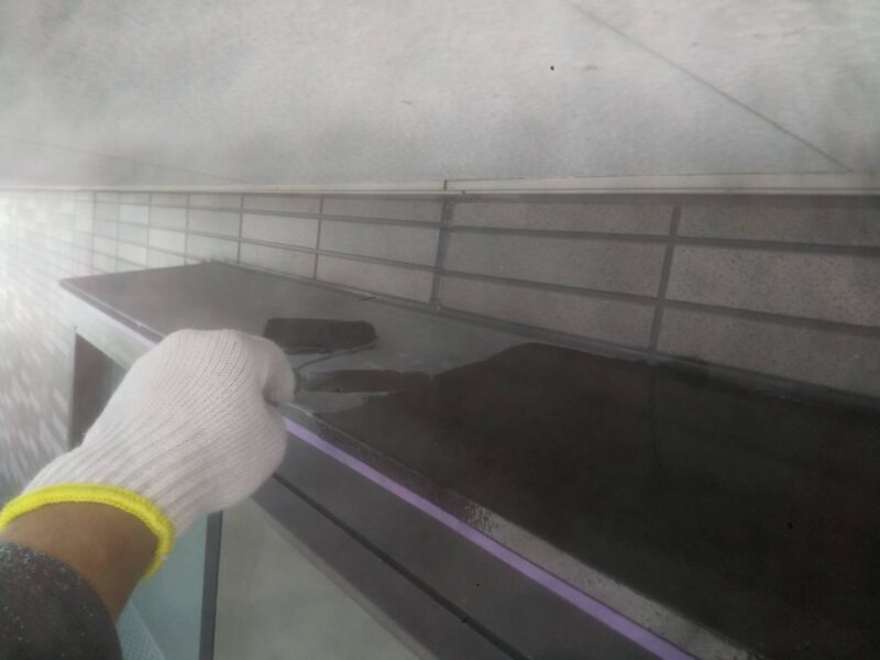 福岡県福岡市東区馬出のNアパートで外壁のひび割れやシーリングの劣化を補修する外壁塗装と屋根塗装工事を行いました。2025年8月31日完成です。【HPより】