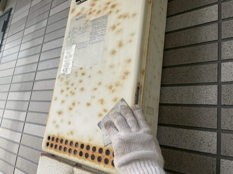 福岡県福岡市東区馬出のNアパートで外壁のひび割れやシーリングの劣化を補修する外壁塗装と屋根塗装工事を行いました。2025年8月31日完成です。【HPより】