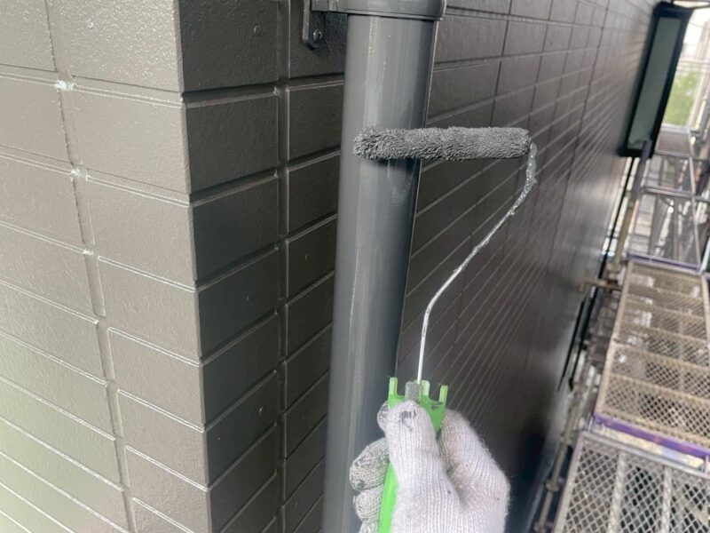 福岡県福岡市東区馬出のNアパートで外壁のひび割れやシーリングの劣化を補修する外壁塗装と屋根塗装工事を行いました。2025年8月31日完成です。【HPより】