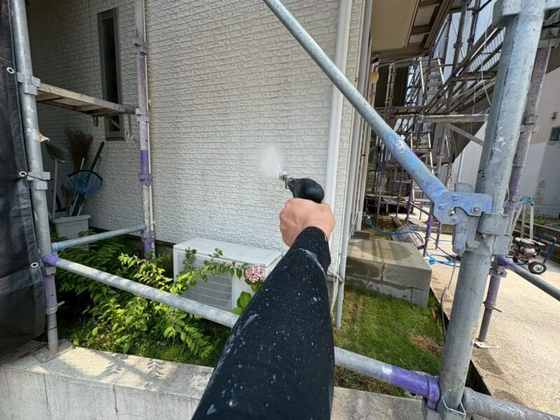 福岡県古賀市美明のY様邸で外壁のひび割れやシーリング劣化、塗膜の色あせが見られる部分を丁寧に補修する外壁塗装工事を行いました。2025年8月1日完成です。【HPより】