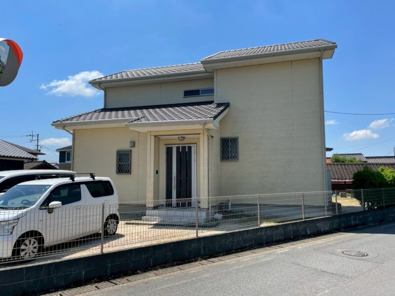 福岡県朝倉郡筑前町篠隈のI様邸でコーキングの劣化と外壁の汚れを改善する外壁塗装工事を行いました。2025年10月3日完成です。【HPより】