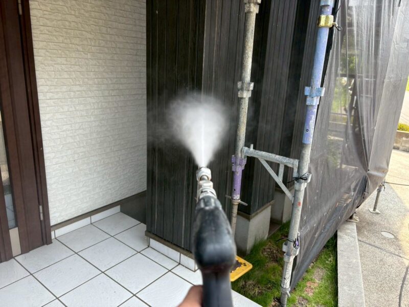 福岡県古賀市美明のY様邸で外壁のひび割れやシーリング劣化、塗膜の色あせが見られる部分を丁寧に補修する外壁塗装工事を行いました。2025年8月1日完成です。【HPより】