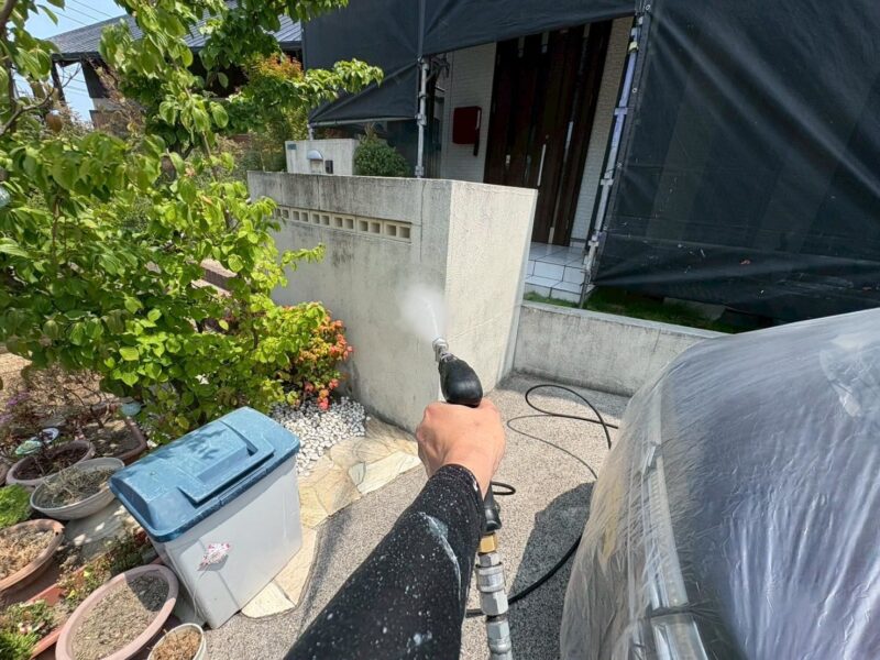 福岡県古賀市美明のY様邸で外壁のひび割れやシーリング劣化、塗膜の色あせが見られる部分を丁寧に補修する外壁塗装工事を行いました。2025年8月1日完成です。【HPより】