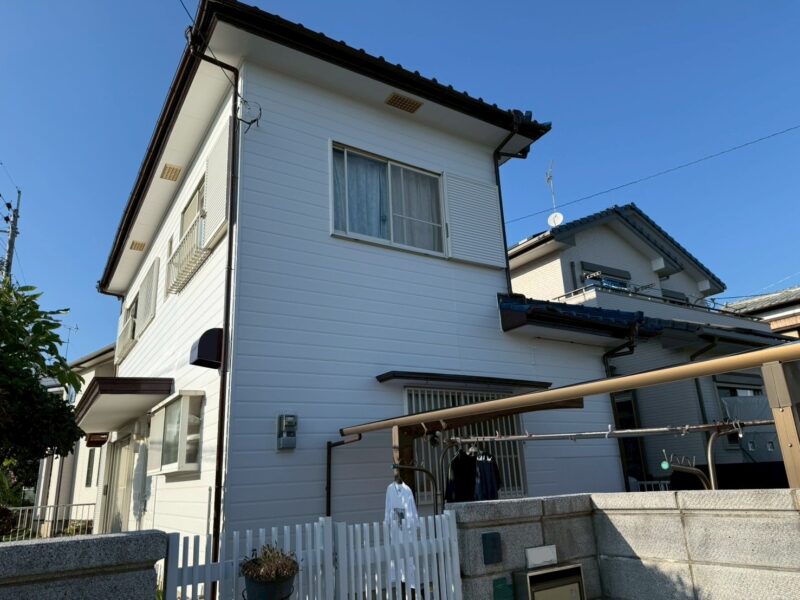 福岡県福岡市東区三苫のS様邸で外壁の劣化や軒天の傷みを直す外壁塗装と軒天張り替え波板張り替え工事を行いました。2025年9月18日完成です。【チラシより】