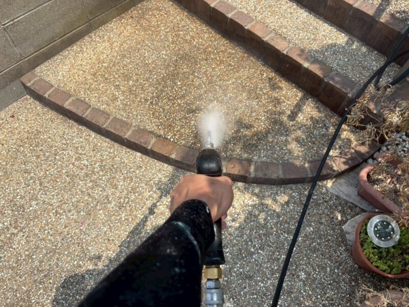 福岡県古賀市美明のY様邸で外壁のひび割れやシーリング劣化、塗膜の色あせが見られる部分を丁寧に補修する外壁塗装工事を行いました。2025年8月1日完成です。【HPより】
