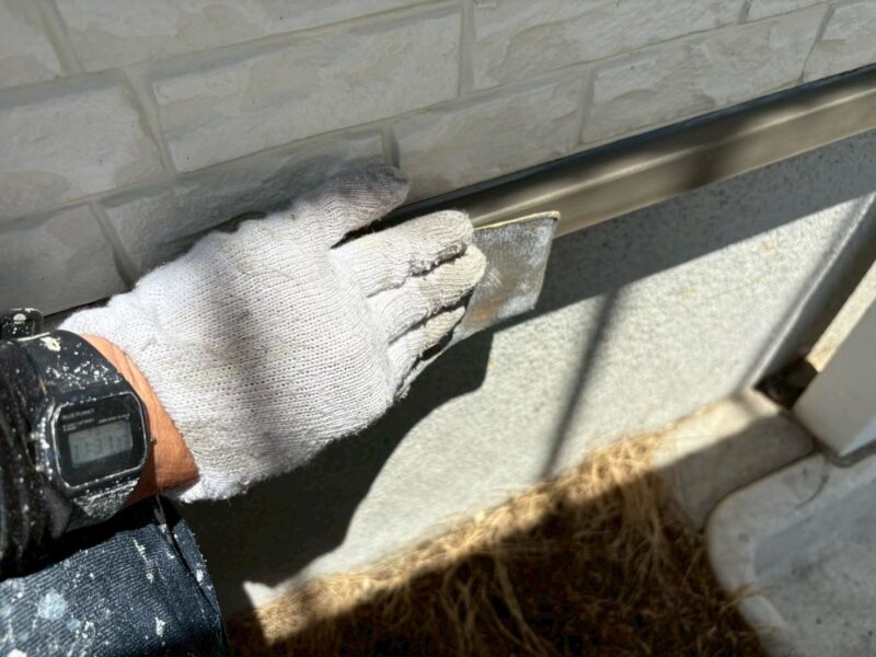 福岡県古賀市美明のY様邸で外壁のひび割れやシーリング劣化、塗膜の色あせが見られる部分を丁寧に補修する外壁塗装工事を行いました。2025年8月1日完成です。【HPより】