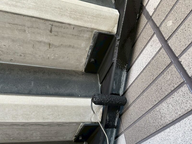 福岡県福岡市東区馬出のNアパートで外壁のひび割れやシーリングの劣化を補修する外壁塗装と屋根塗装工事を行いました。2025年8月31日完成です。【HPより】