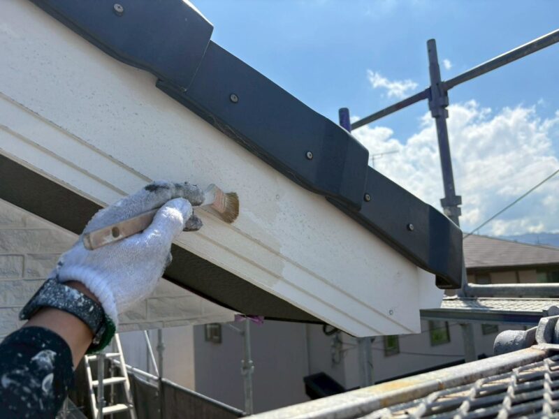 福岡県古賀市美明のY様邸で外壁のひび割れやシーリング劣化、塗膜の色あせが見られる部分を丁寧に補修する外壁塗装工事を行いました。2025年8月1日完成です。【HPより】