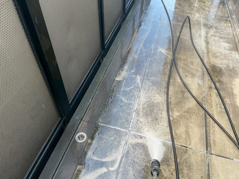 福岡県福岡市東区馬出のNアパートで外壁のひび割れやシーリングの劣化を補修する外壁塗装と屋根塗装工事を行いました。2025年8月31日完成です。【HPより】