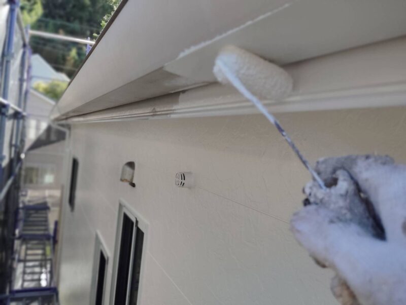 福岡県福岡市東区松崎のI様邸でチョーキングやひび割れ、シーリング劣化が見られる外壁の塗装工事を行いました。2025年8月2日完成です。【HPより】