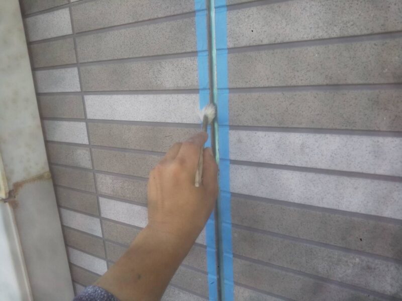 福岡県福岡市東区馬出のNアパートで外壁のひび割れやシーリングの劣化を補修する外壁塗装と屋根塗装工事を行いました。2025年8月31日完成です。【HPより】