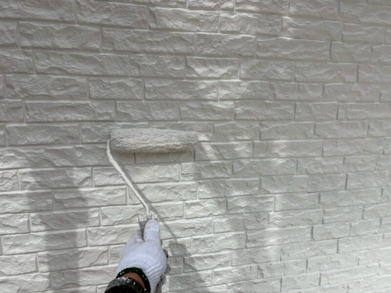 福岡県古賀市美明のY様邸で外壁のひび割れやシーリング劣化、塗膜の色あせが見られる部分を丁寧に補修する外壁塗装工事を行いました。2025年8月1日完成です。【HPより】