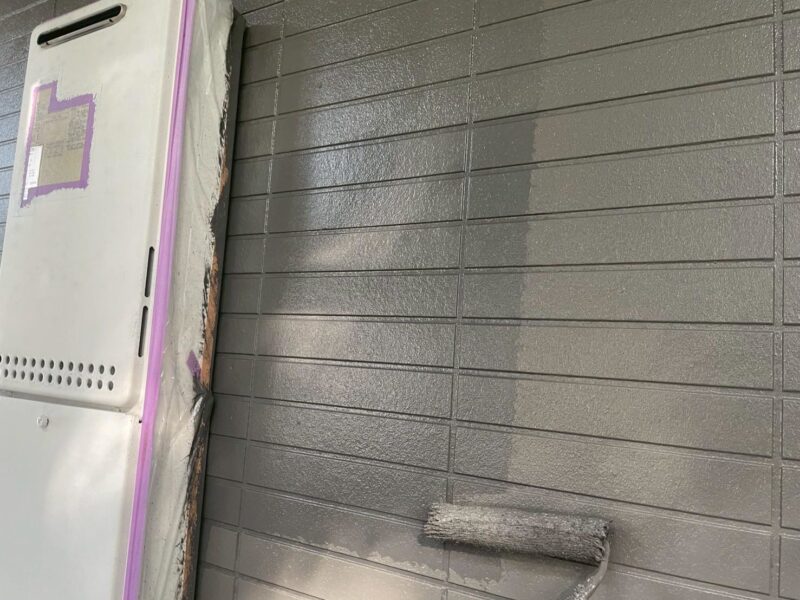 福岡県福岡市東区馬出のNアパートで外壁のひび割れやシーリングの劣化を補修する外壁塗装と屋根塗装工事を行いました。2025年8月31日完成です。【HPより】