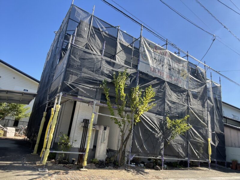 福岡県太宰府市青山のF様邸でコーキングの劣化と外壁の汚れを補修し遮熱塗料プロクールFで外壁屋根塗装工事を行っています。2025年7月30日着工です。【チラシより】