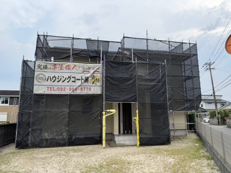 福岡県朝倉郡筑前町篠隈のI様邸でコーキングの劣化と外壁の汚れを改善する外壁塗装工事を行っています。2025年8月30日着工です。【HPより】