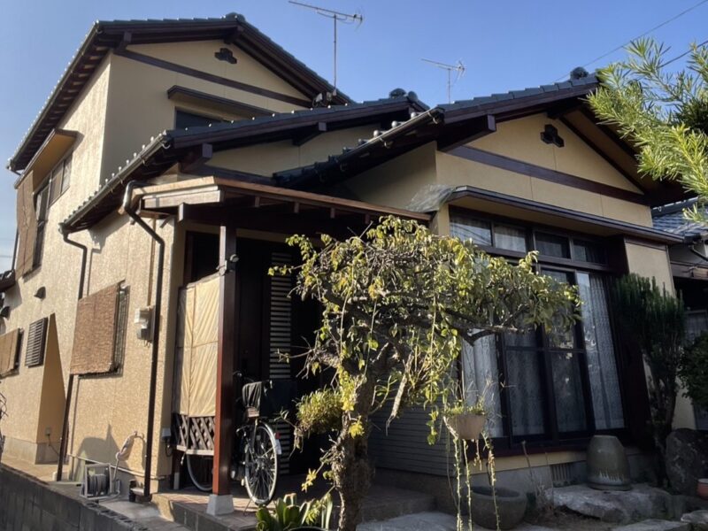 福岡県太宰府市宰府のH様邸で外壁のひび割れや雨染みを丁寧に補修する外壁塗装と屋根塗装工事を行いました。2025年10月1日完成です。【HPより】