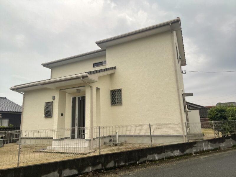 福岡県朝倉郡筑前町篠隈のI様邸でコーキングの劣化と外壁の汚れを改善する外壁塗装工事を行いました。2025年10月3日完成です。【HPより】