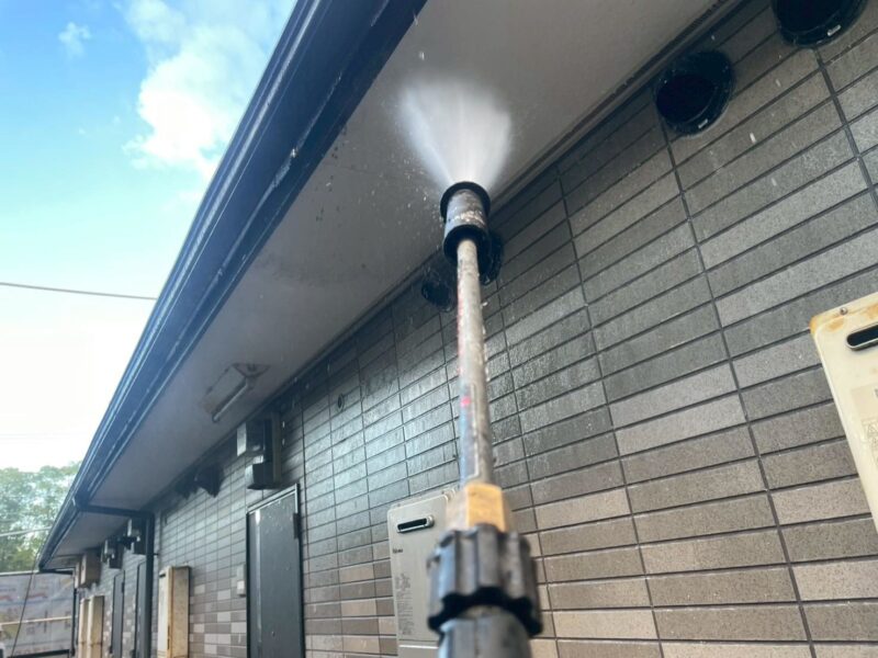 福岡県福岡市東区馬出のNアパートで外壁のひび割れやシーリングの劣化を補修する外壁塗装と屋根塗装工事を行いました。2025年8月31日完成です。【HPより】