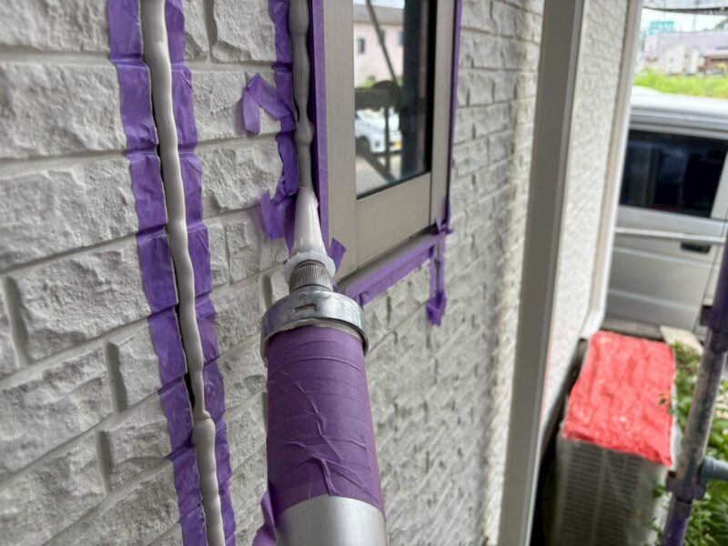 福岡県古賀市美明のY様邸で外壁のひび割れやシーリング劣化、塗膜の色あせが見られる部分を丁寧に補修する外壁塗装工事を行いました。2025年8月1日完成です。【HPより】