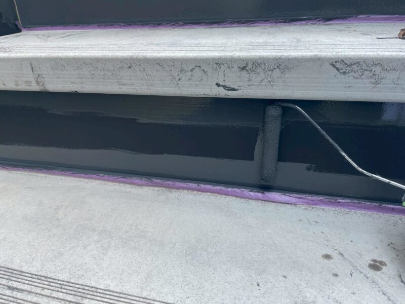 福岡県福岡市東区馬出のNアパートで外壁のひび割れやシーリングの劣化を補修する外壁塗装と屋根塗装工事を行いました。2025年8月31日完成です。【HPより】