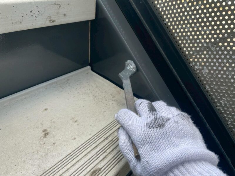 福岡県福岡市東区馬出のNアパートで外壁のひび割れやシーリングの劣化を補修する外壁塗装と屋根塗装工事を行いました。2025年8月31日完成です。【HPより】