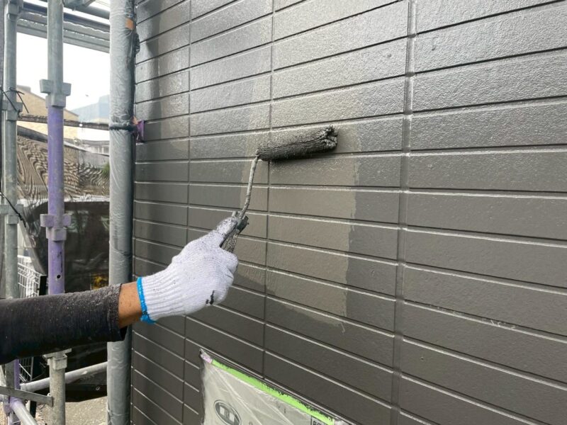 福岡県福岡市東区馬出のNアパートで外壁のひび割れやシーリングの劣化を補修する外壁塗装と屋根塗装工事を行いました。2025年8月31日完成です。【HPより】