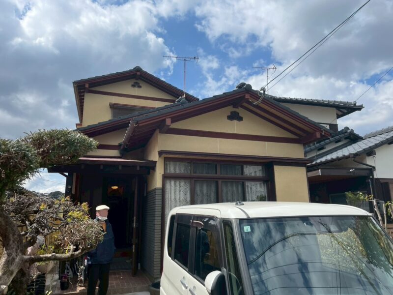 福岡県太宰府市宰府のH様邸で外壁のひび割れや雨染みを丁寧に補修する外壁塗装と屋根塗装工事を行いました。2025年10月1日完成です。【HPより】