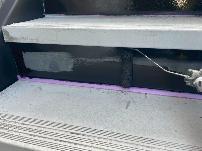 福岡県福岡市東区馬出のNアパートで外壁のひび割れやシーリングの劣化を補修する外壁塗装と屋根塗装工事を行いました。2025年8月31日完成です。【HPより】