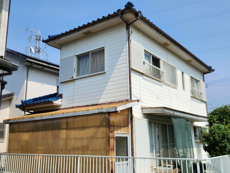 福岡県福岡市東区三苫のS様邸で外壁の劣化や軒天の傷みを直す外壁塗装と軒天張り替え波板張り替え工事を行いました。2025年9月18日完成です。【チラシより】