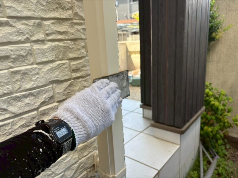 福岡県古賀市美明のY様邸で外壁のひび割れやシーリング劣化、塗膜の色あせが見られる部分を丁寧に補修する外壁塗装工事を行いました。2025年8月1日完成です。【HPより】