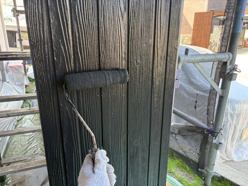 福岡県古賀市美明のY様邸で外壁のひび割れやシーリング劣化、塗膜の色あせが見られる部分を丁寧に補修する外壁塗装工事を行いました。2025年8月1日完成です。【HPより】